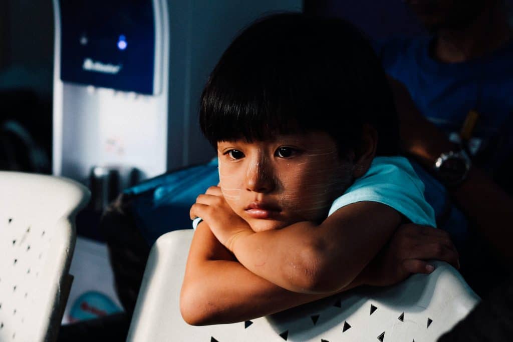 Як зламати залежність від екрану: 5 видимих ознак того, що ваша дитина залежна