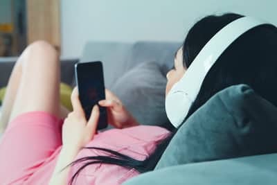 Adolescente eenzaamheid schiet omhoog - is Tech de boosdoener?